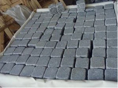 Тъмно сив гранитен куб камък