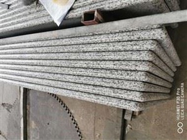 Плот от бял гранит от тигрова кожа